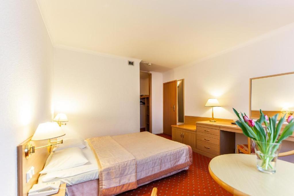 Hotel Solny Колобжег Экстерьер фото